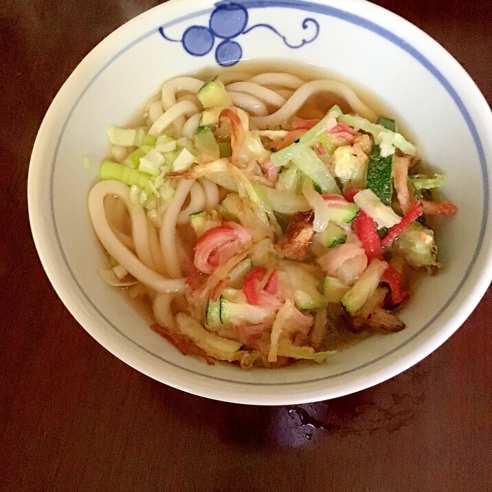 ズッキーニとカニカマと新玉ねぎのかき揚げうどん。